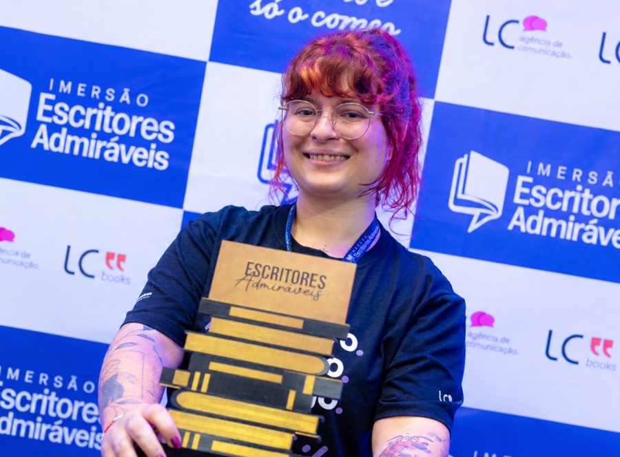 Amanda Negri com o seu troféu © LZP Produções Amanda Negri com o seu troféu © LZP Produções