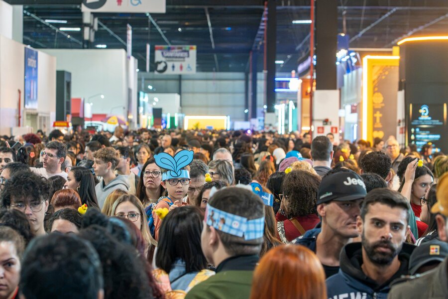 Evento teve filas desproporcionais para os banheiros femininos | © Bienal / CBL Evento teve filas desproporcionais para os banheiros femininos | © Bienal / CBL