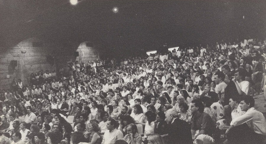 O auditório do Museu de Arte de São Paulo, em outubro de 1977, com o público da 1ª Mostra Internacional de Cinema em São Paulo | &copy; Divulgação