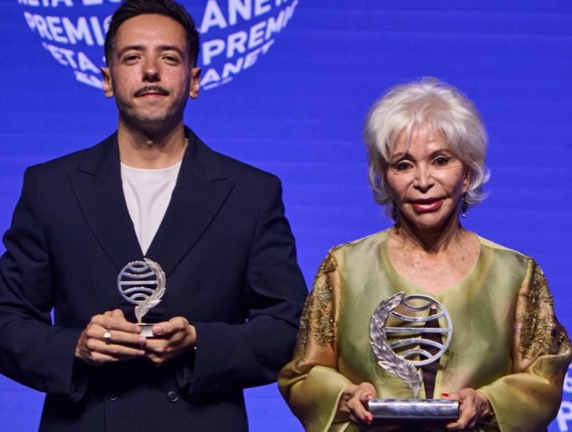 Sergio Hernández Carrasco (finalista) e Isabel Allende (vencedora) no Prêmio Planeta 2026 | © Divulgação