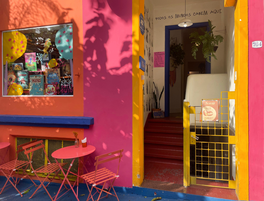 A fachada colorida da Livraria Miúda © Divulgação